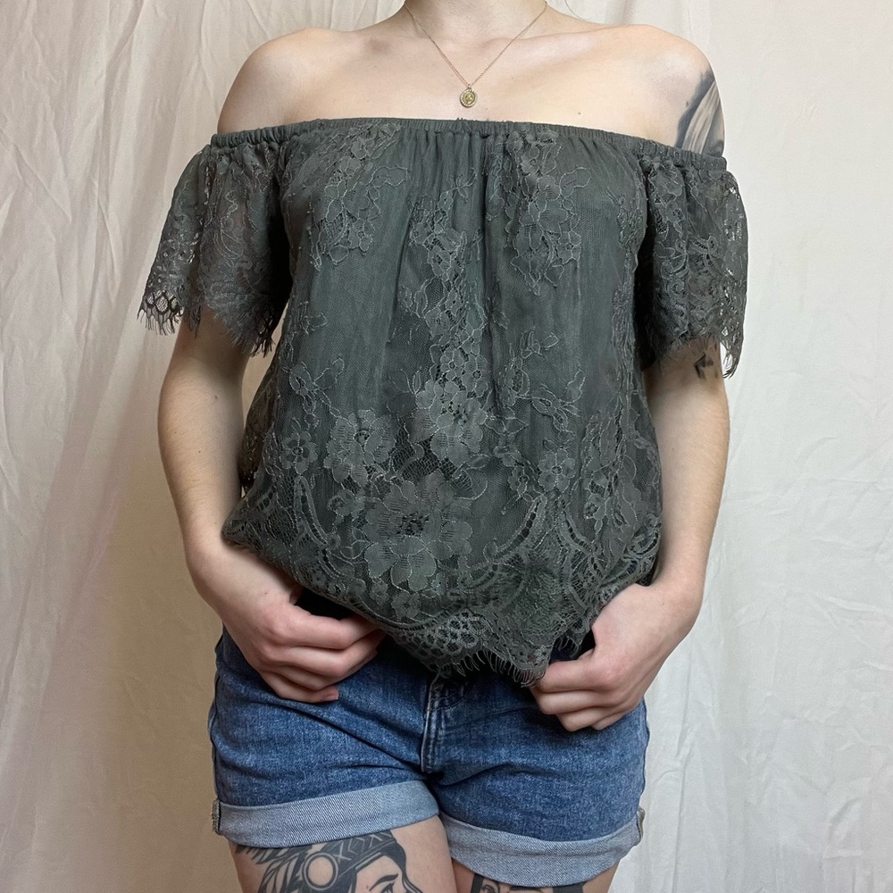 𝅺American Eagle Green Lacey Off The Shoulder Top